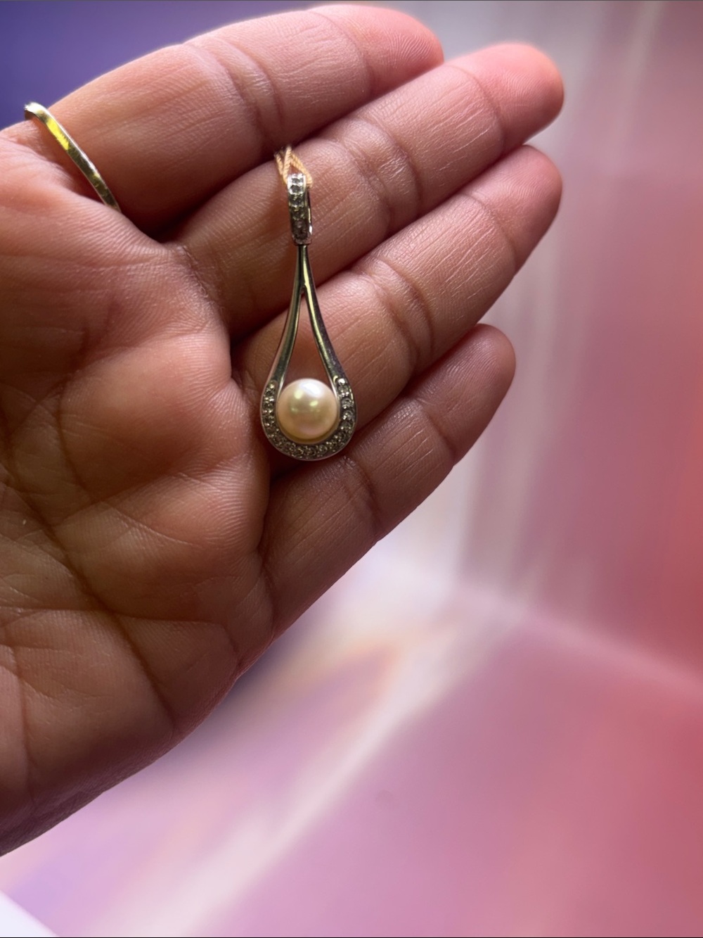 Elegant Pearl Drop Pendant Necklace in Gold